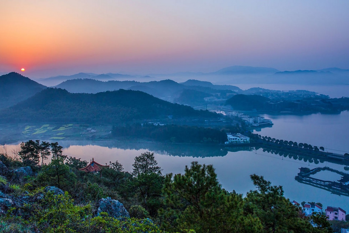 Dongqian Lake
